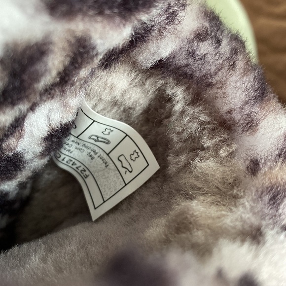 UGG Slippers - Picture 5 of 7